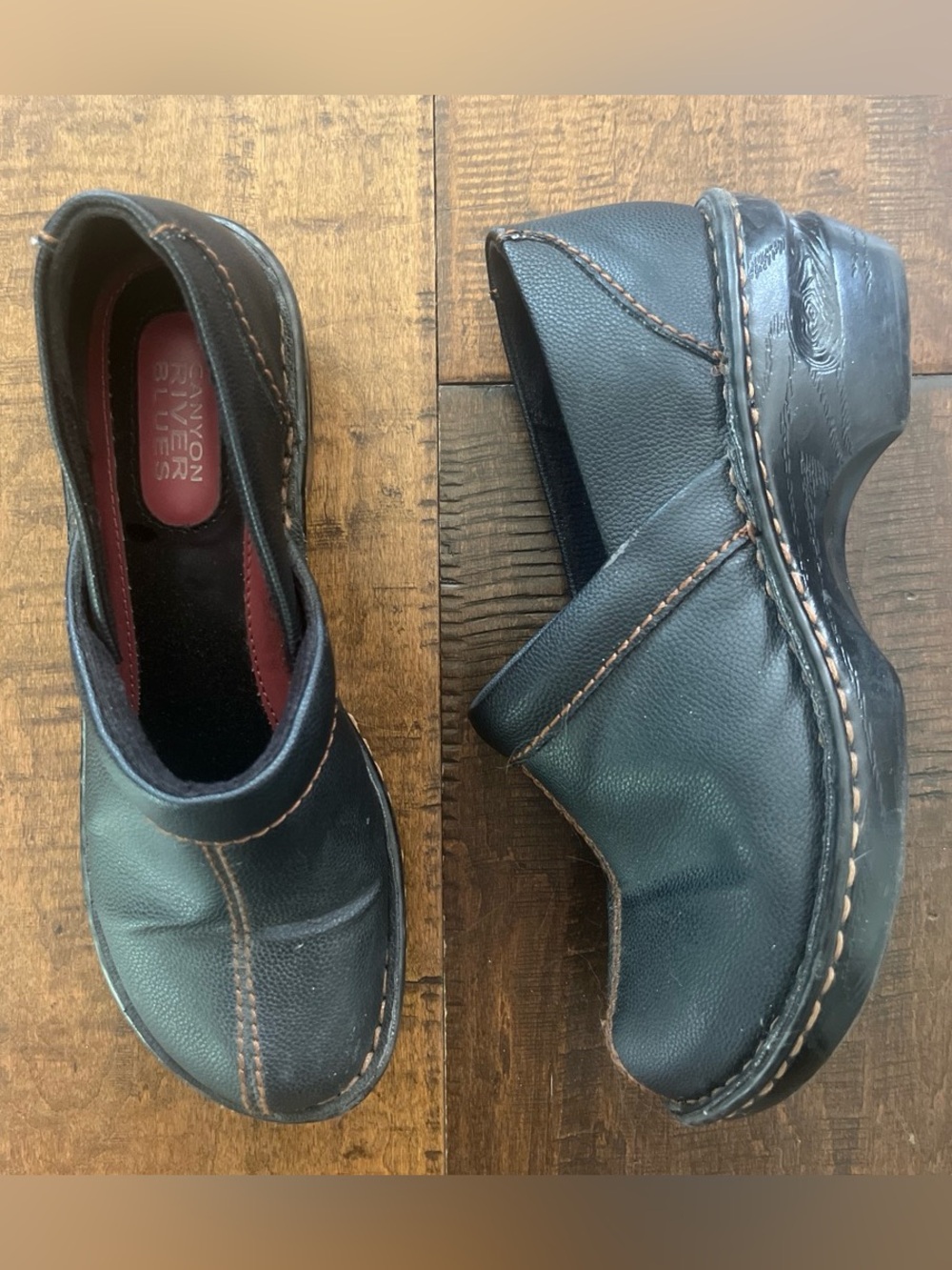 Canyon River Blues black faux leather clogs with brown stitching sz 8